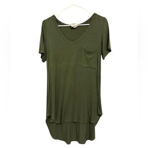 2/$30 Freeloaders Olive Green V-Neck Pocket Tee High Low Hem Size Small